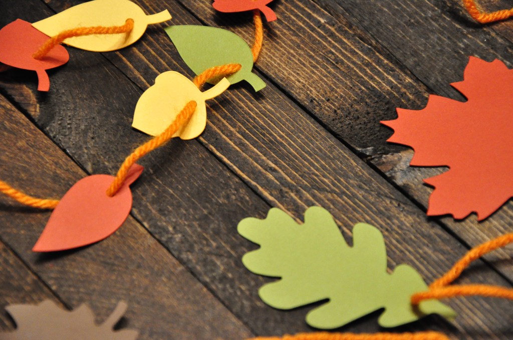 Easy Fall Banner, paper banner, fall crafts, kids fall crafts, leaf crafts
