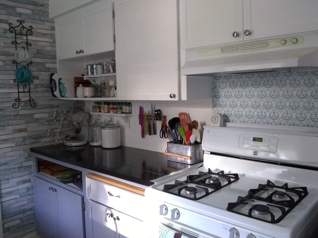 Kitchen Remodel - Part 2, kitchen remodel, kitchen remodel on a budget, diy kitchen remodel, kitchen upgrade, kitchen facelift, painting kitchen cabinets, painting kitchen counters,