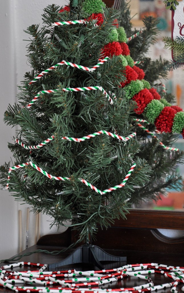 Quick and Easy Christmas Garlands, christmas tree decorations, homemade christmas decorations, pompom garland, straw garland, drinking straw garland