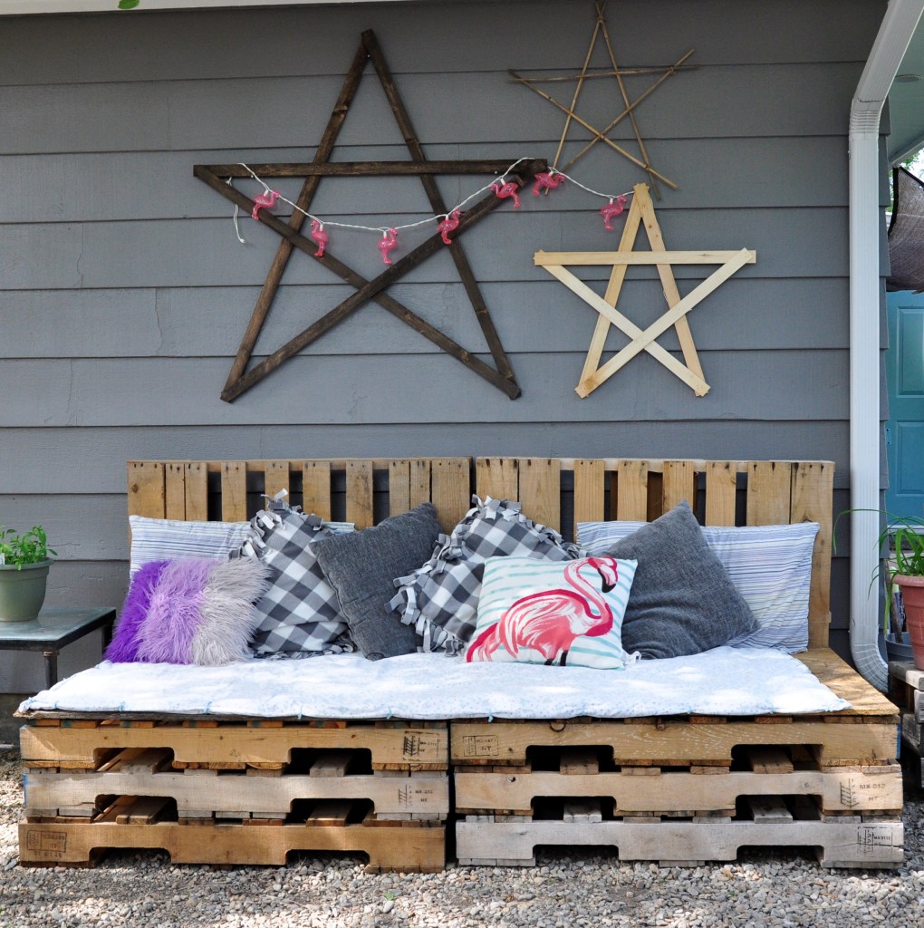 Pallet Couch, upcycle pallets, pallet projects, easy pallet couch