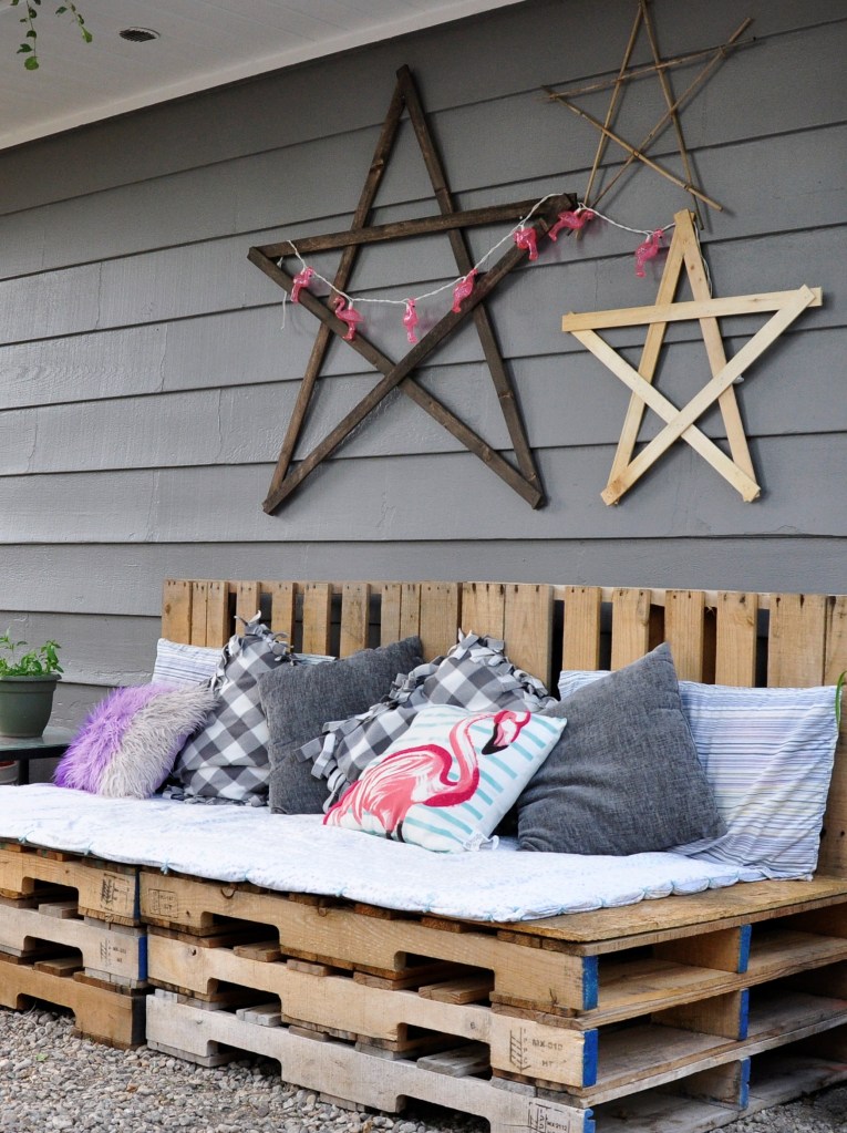 Pallet Couch, upcycle pallets, pallet projects, easy pallet couch