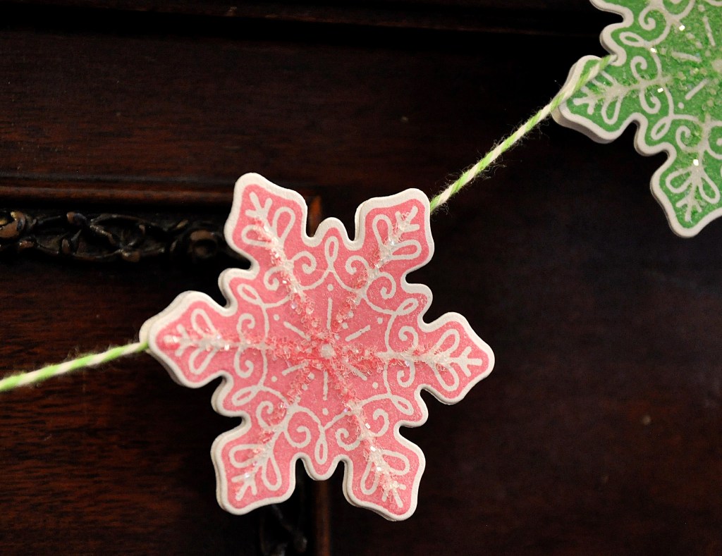 #christmascraft #christmassnacks #stampinup #stampinupchristmas #stampinupgingerbread #stampinuptrees #stampinuppoinsettia #violetstudios #violetstudiobox #christmaspapercarfts #hollypapercrafts #gingerbreadpapercrafts #christmastreecards #diychristmastags #christmastags #christmastrailmix #christmasgarlands #easychristmasgarland #strawchristmasgarland #pompomgarland #pompomcrafts #//mtdawn.com #mtdawn #mtdawn.com