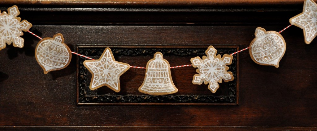 #christmascraft #christmassnacks #stampinup #stampinupchristmas #stampinupgingerbread #stampinuptrees #stampinuppoinsettia #violetstudios #violetstudiobox #christmaspapercarfts #hollypapercrafts #gingerbreadpapercrafts #christmastreecards #diychristmastags #christmastags #christmastrailmix #christmasgarlands #easychristmasgarland #strawchristmasgarland #pompomgarland #pompomcrafts #//mtdawn.com #mtdawn #mtdawn.com