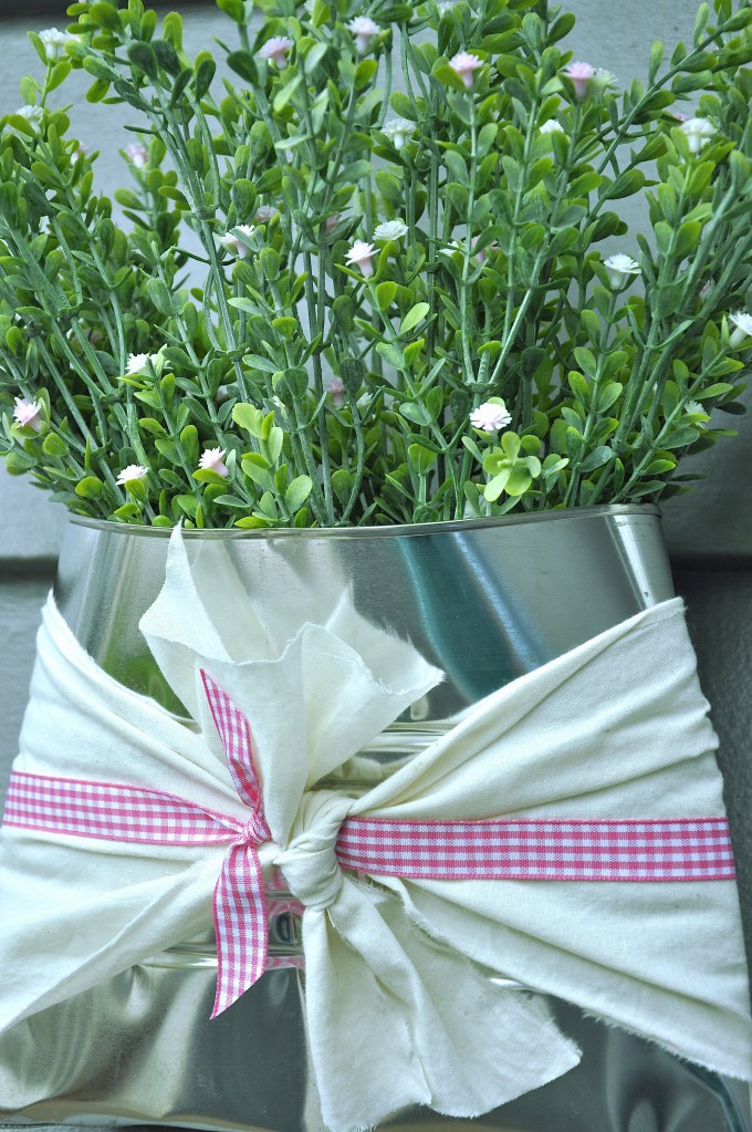 #springcrafts #tincancrafts #upcycledcrafts #upcycledcancrafts #upcycledspringcrafts #hobbylobby #hobbylobbyflowers #//mtdawn #mtdawn